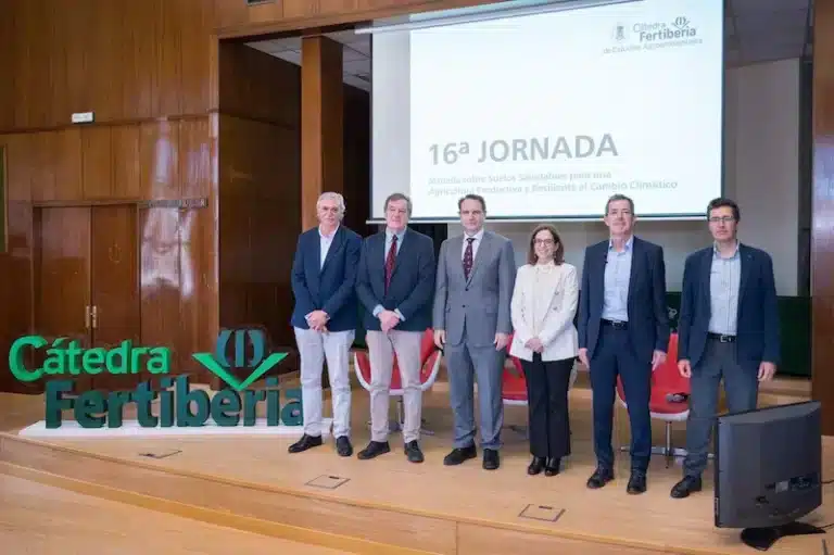 La 16.ª Jornada de la Cátedra Fertiberia de Estudios Agroambientales, celebrada en la Universidad Politécnica de Madrid, ha reunido a más de un centenar de expertos del sector agrario, representantes institucionales, académicos y estudiantes para reflexionar sobre uno de los grandes desafíos de la política agrícola europea: la necesidad de promover suelos saludables como base de una agricultura resiliente y sostenible. Durante el evento se destacó que la salud del suelo es ya una prioridad estratégica en el contexto de la adaptación al cambio climático y la seguridad alimentaria. La jornada sirvió como plataforma para poner en común conocimientos, propuestas y avances relacionados con la regeneración del suelo, la aplicación de biotecnología en fertilizantes, y el uso de tecnologías avanzadas para monitorizar cultivos y optimizar prácticas agrarias. Las intervenciones de representantes del Ministerio de Agricultura, la Comisión Europea, el Grupo Fertiberia y varios referentes científicos del ámbito nacional e internacional evidenciaron la creciente colaboración entre el sector público, la empresa privada y la comunidad investigadora. En especial, se puso en valor la iniciativa europea “Mission Soil”, que impulsa la regeneración de suelos como eje fundamental de la transición ecológica. Entre los temas tratados destacaron el papel del microbioma y los hongos endófitos en la salud del suelo, la investigación sobre fertilizantes basados en microorganismos, y la aplicación de la inteligencia artificial en el análisis de suelos agrícolas, como expuso EOSOL en una de las ponencias más innovadoras. El acto concluyó con un mensaje optimista a cargo de Augusto Arce, director de la Cátedra, quien subrayó la necesidad de seguir fomentando espacios como este para impulsar una agricultura más consciente, eficiente y respetuosa con el entorno. La jornada se consolida así como un foro clave para avanzar en la integración de ciencia, tecnología y compromiso ambiental en el desarrollo del sector primario.